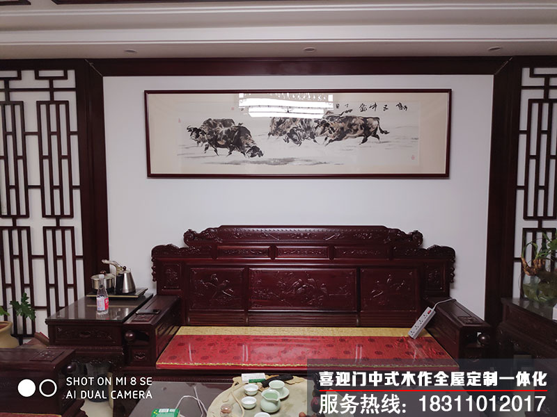 简单的中式花格在沙发背景墙两侧作为装饰
