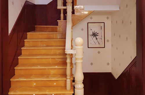 河北中式别墅室内汉白玉石楼梯的定制安装装饰效果